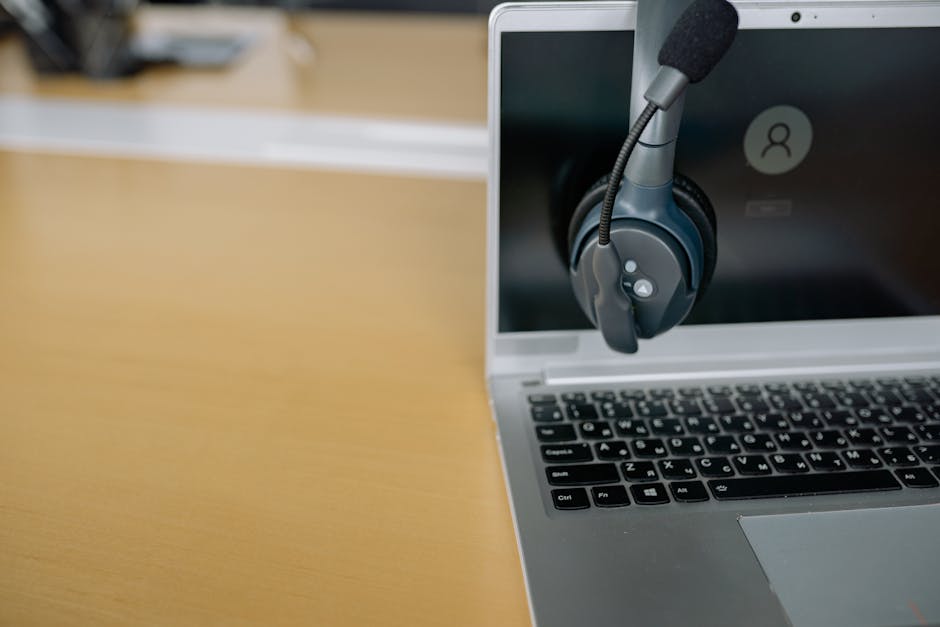 Słuchawki i laptop jako symbol obsługi klienta przez chatbot AI